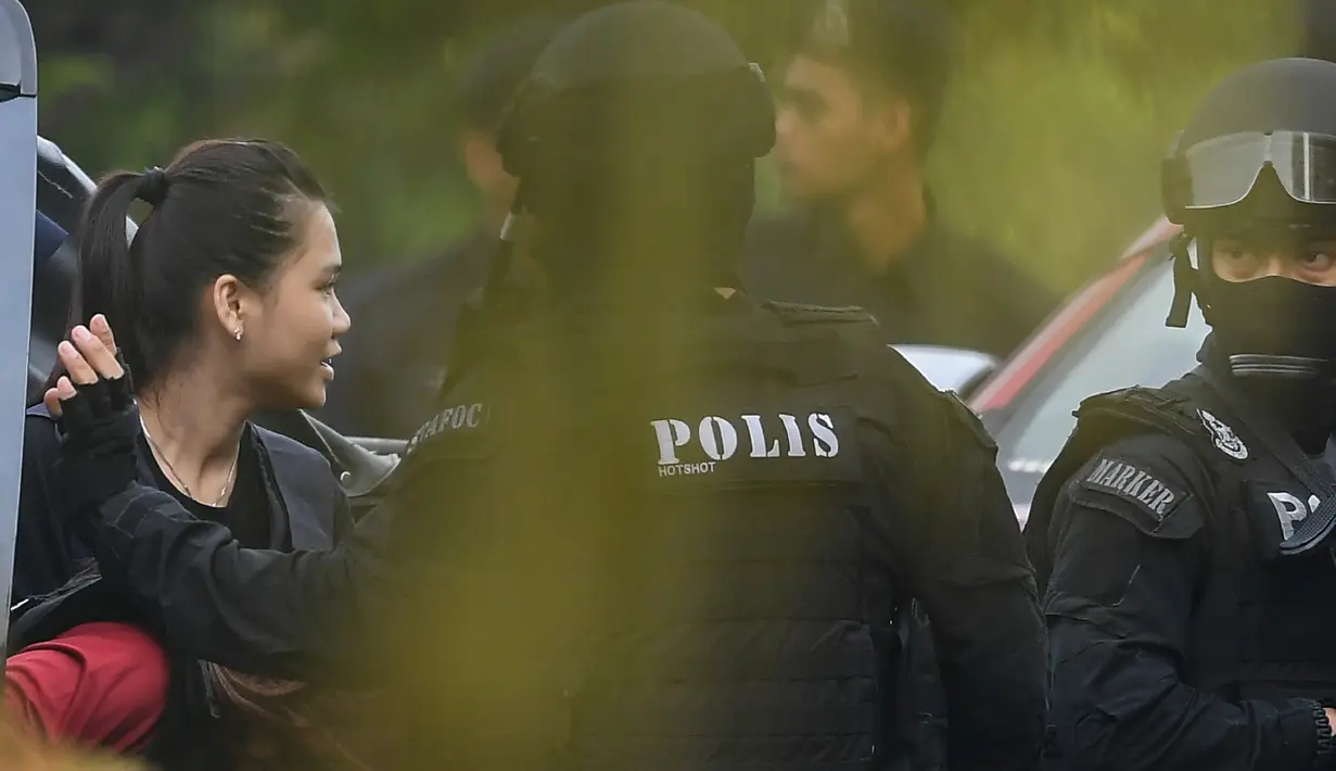 Terdakwa warga Indonesia, Siti Aisyah turun dari kendaraan setibanya di Gedung Mahkamah Sepang, Selangor, Kamis (13/4). Sidang kedua kasus pembunuhan saudara pemimpin Korea Utara, Kim Jong-nam di bawah penjagaan ketat aparat keamanan. (MOHD RASFAN/AFP)