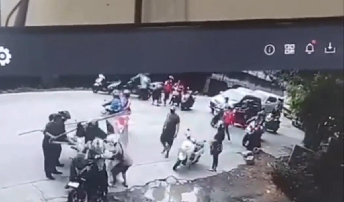 Oleh kejadian tersebut, kata Rouf, kaki pengendara mengalami cedera parah sehingga harus dipasang gibs.<br>