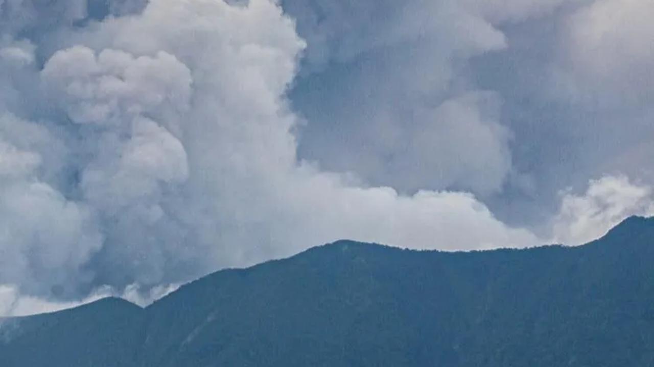 Sebelumnya pada Minggu (3/12/2023) gunung berapi di Sumatera Barat itu meletus sekitar pukul 14.55 WIB. Bahkan suara dentumannya yang menggelegar sampai membuat masyarakat panik.