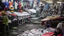 Jemaah menunggu pelaksanaa salat Jumat di Pasar Tanah Abang, Jakarta, Jumat (10/5/2019). Area masjid yang terbatas membuat jemaah harus mengisi selasar dan lorong di area pasar untuk menjalankan salat. (Liputan6.com/Faizal Fanani)