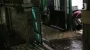 Warga membersihkan rumah usai banjir karena hujan di Jalan Shofa Marwah, Jakarta, Jumat (4/11/2022). Berdasarkan laporan Badan Penanggulangan Bencana Daerah (BPBD) DKI Jakarta yang diperbaharui pada pukul 18.00 WIB, terdapat 4 RT yang terendam banjir dengan ketinggian maksimal mencapai 50 Cm. (Liputan6.com/Faizal Fanani)