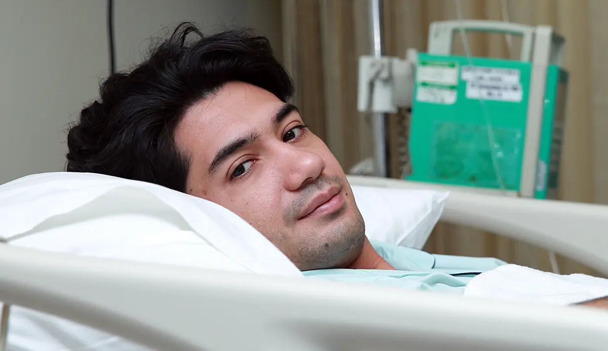 Untuk sementara, syuting film Rudy Habibie berhenti. Sambil menunggu kesehatan Reza kembali pulih. (Deki Prayoga/Bintang.com)