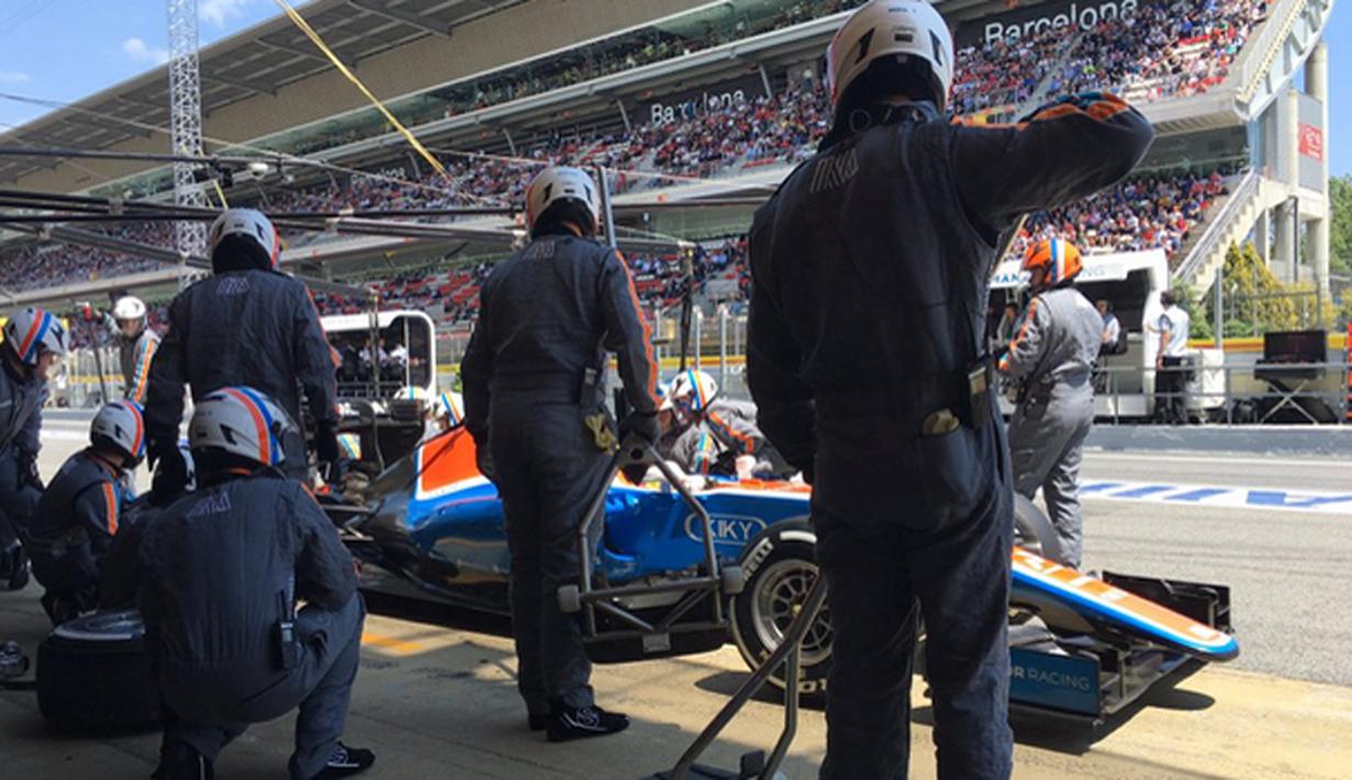 Pebalap Manor Racing asal Indonesia, Rio Haryanto, saat pit stop dalam balapan F1 GP Spanyol di Sirkuit Catalunya, Spanyol, Minggu (15/5/2016). (Bola.com/Twitter/Manorracing)
