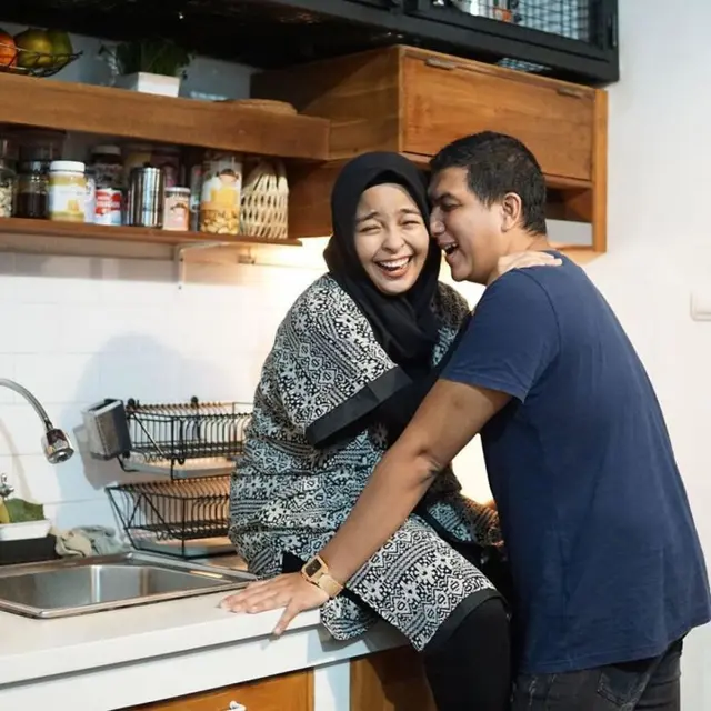 Menengok Dapur Tantri Kotak, Minimalis dan Bernuansa Kayu