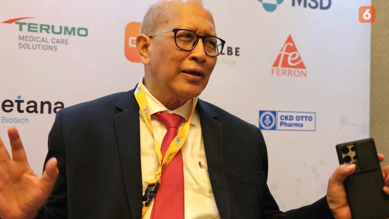 Dokter Spesialis Penyakit Dalam Subspesialis Hematologi Onkologi Medik dari MRCCC Siloam Hospitals Semanggi, Prof. Dr. dr. Aru W. Sudoyo, SpPD-KHOM, FINASIM (Foto: Aditya Eka Prawira/Liputan6.com)
