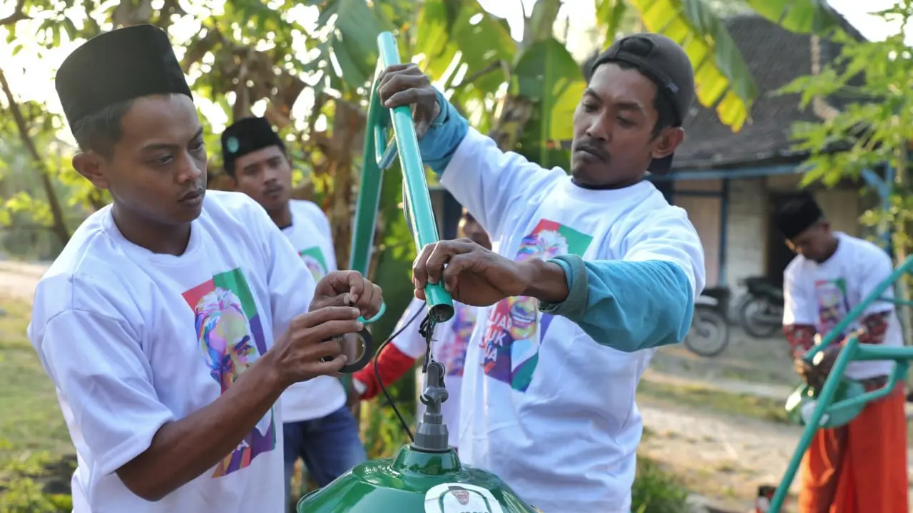 Relawan Kiai Muda Jawa Timur Wajihuddin bersama tim relawan lainnya memberikan bantuan penerangan jalan kepada warga di di Desa Grebegan, Kabupaten Bojonegoro, (Istimewa)