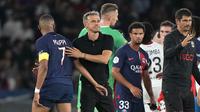 Pemain Paris Saint-Germain, Kylian Mbappe (kiri) bersalaman dengan pelatih Luis Enrique (kedua kiri) setelah kalah dari Nice pada laga lanjutan Ligue 1 2023/2024 di Parc des Princes, Paris, Prancis, Sabtu (16/09/2023). (AP Photo/Michel Euler)