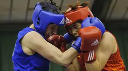 Petinju China, Yin Junhua, bertarung melawan petinju Hungaria, Renata Rakoczi (biru), pada babak kualifikasi kelas 57 kilogram Bocskai Istvan International Memorial Boxing Turnamen ke-61. (EPA/Zsolt Czegledi)