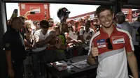 Pebalap penguji Ducati, Casey Stoner, baru akan memutuskan comeback atau tidak dalam balapan MotoGP lewat jalur wild card selepas tes di Austria, Agustus 2016. (GPOne)