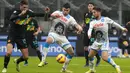 Bek Inter Milan Andrea Ranocchia berebut bola dengan pemain Napoli Andrea Petagna dan Dries Mertens dalam lanjutan Liga Italia di Giuseppe Meazza, Senin (22/11/2021) dini hari WIB. Inter Milan sukses mengandaskan Napoli dengan skor tipis 3-2. (AP Photo/Antonio Calanni)
