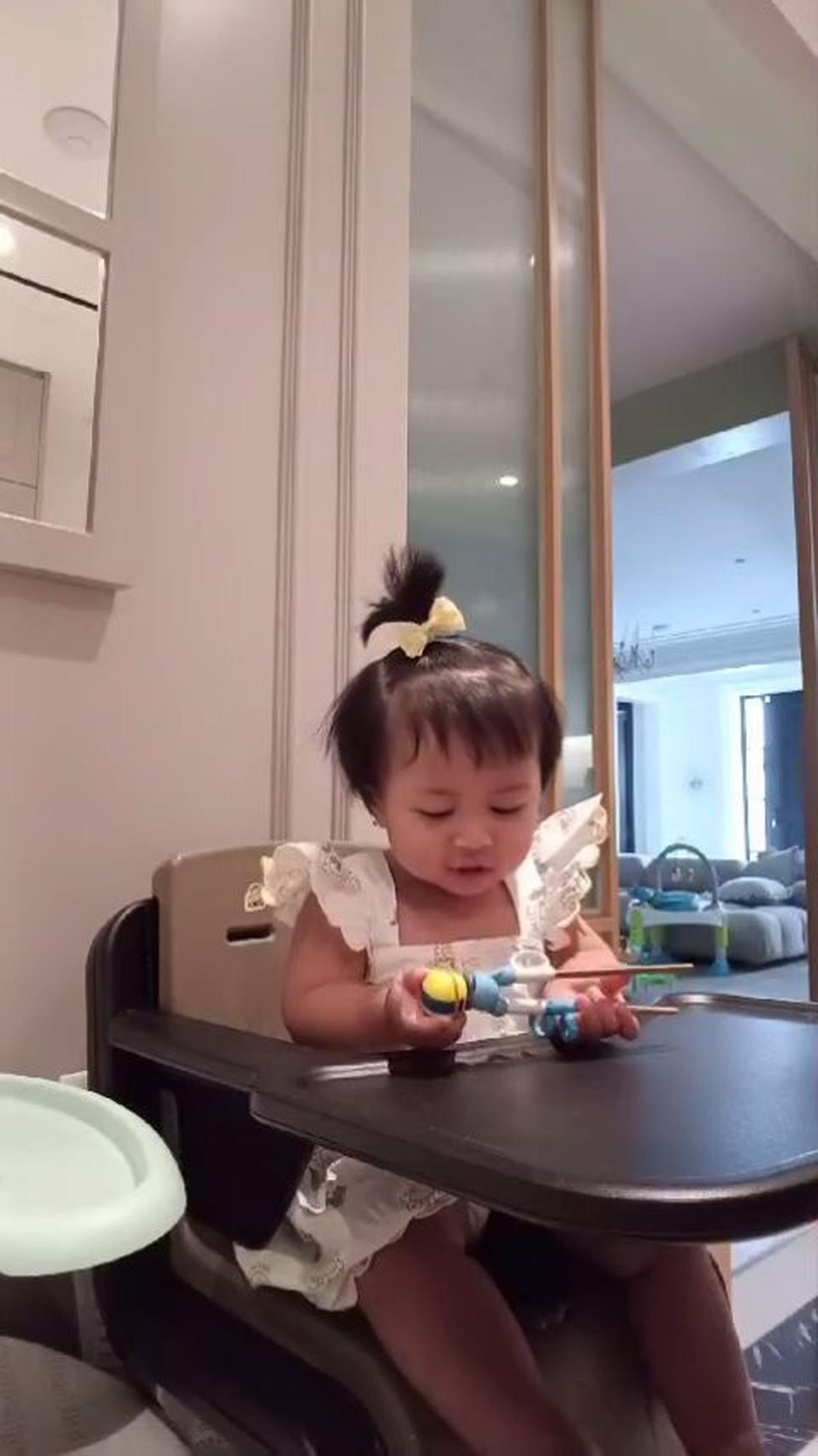 Momen Lily Anak Nagita Slavina Dan Raffi Ahmad Mau Sarapan, Nyeloteh Sambil Mainin Sumpit