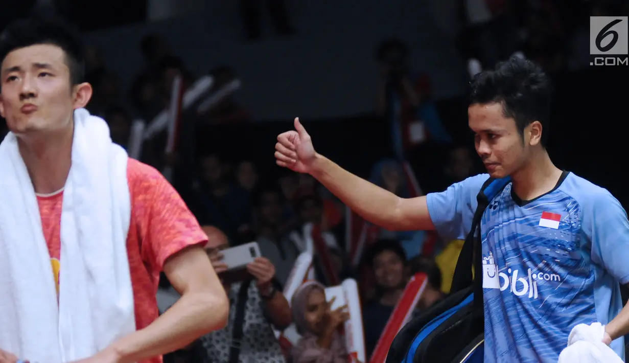Tunggal putra Indonesia, Anthony Sinisuka Ginting saat melawan Chen Long (China) pada babak pertama turnamen Indonesia Masters 2018 di Istora Senayan, Jakarta, Rabu (24/1). Anthony unggul 21-11 16-21 21-18. (Liputan6.com/Helmi Fithriansyah)