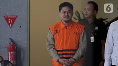 Bupati nonaktif Kolaka Timur Abdul Aziz berjalan usai menjalani pemeriksaan di Gedung Merah Putih Komisi Pemberantasan Korupsi, Jakarta, Rabu (27/8/2025). (Liputan6.com/Helmi Fithriansyah)