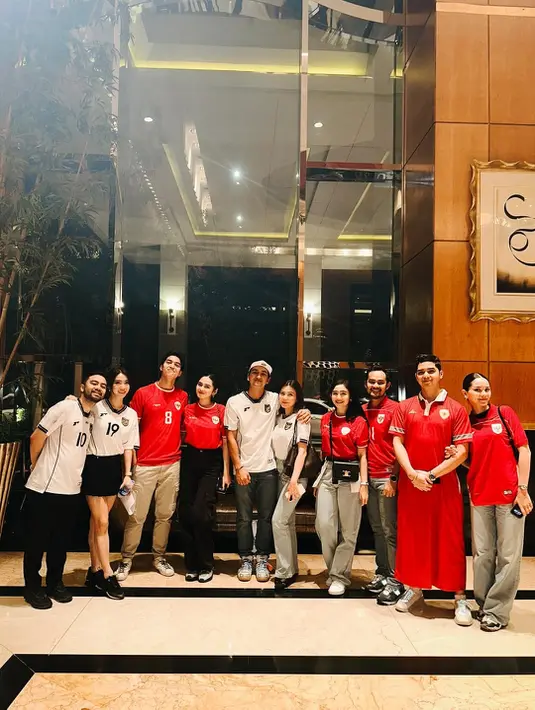 Tampak pula couple selebriti lainnya seperti El Rumi dan Syifa Hadju yang juga kembaran pakai jersey timnas merah. Serta Al Ghazali dan Alyssa Daguise yang juga pakai jersey warna senada. [@havizadevianjani].