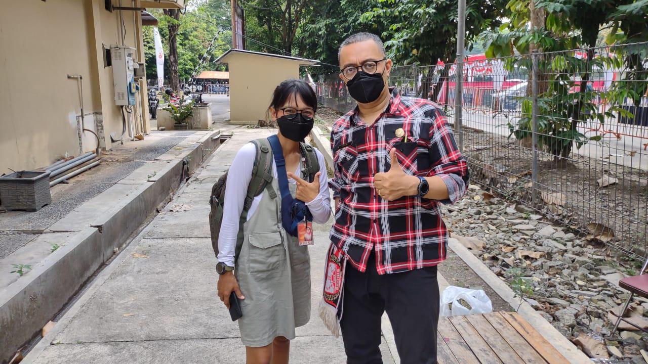 Pembina Pasoepati Ginda Ferachtriawan (kemeja kotak-kotak)