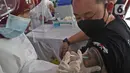 Pedagang menjalani vaksinasi COVID-19 di Pasar Tanah Abang Blok A, Jakarta, Rabu (17/2/2021). Total sasaran vaksinasi tahap kedua ini mencapai 38.513.446 yang terdiri dari 21 juta lebih lansia, dan hampir 17 juta untuk pekerja pelayanan publik. (Liputan6.com/Herman Zakharia)