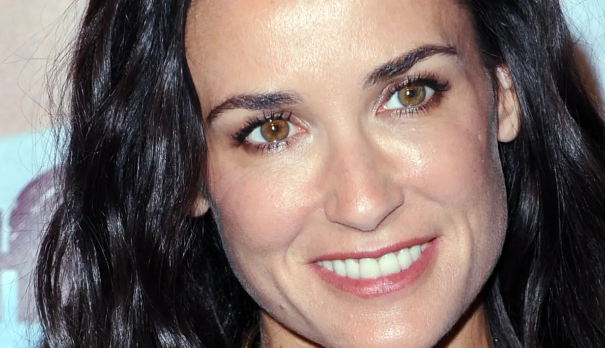 Sudah bermain dalam berbagai film, sadarkah kamu Demi Moore miliki dua warna mata berbeda? (Huffington Post)