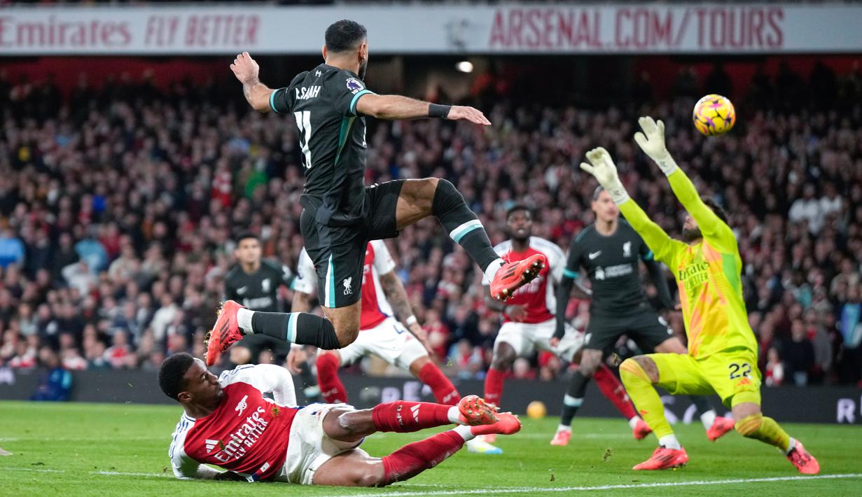 Pemain Liverpool, Mohamed Salah, berusaha mencetak gol ke gawang Arsenal pada laga Liga Inggris di Stadion Emirates, Minggu 27 Oktober 2024. (AP Photo/Alastair Grant)