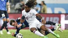Pemain Hoffenheim, Sebastian Rudy (kiri) terjatuh saat berebut bola dengan pemain Bayern, Renato Junior Luz Sanches pada lanjutan Bundesliga Jerman di Rhein-Neckar-Arena, Sinsheim, Selasa(4/4/2017). Hoffenheim menang 1-0. (Uwe Anspach/dpa via AP)