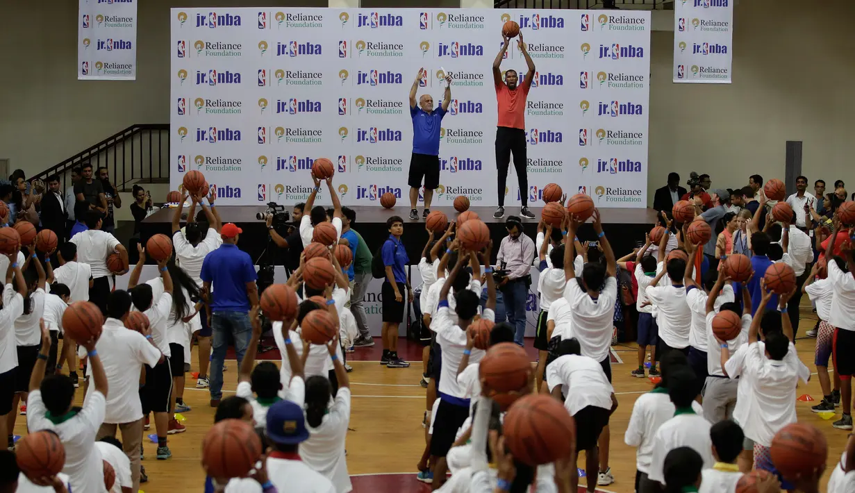 Pemain Golden State Warriors, Kevin Durant mengajarkan teknik shooting saat memberikan pelatihan di Greater Noida, dekat New Delhi, 28 Juli 2017. Kunjungan Kevin Durant ke India merupakan program yang dibangun NBA Junior India. (AP/Altaf Qadri)