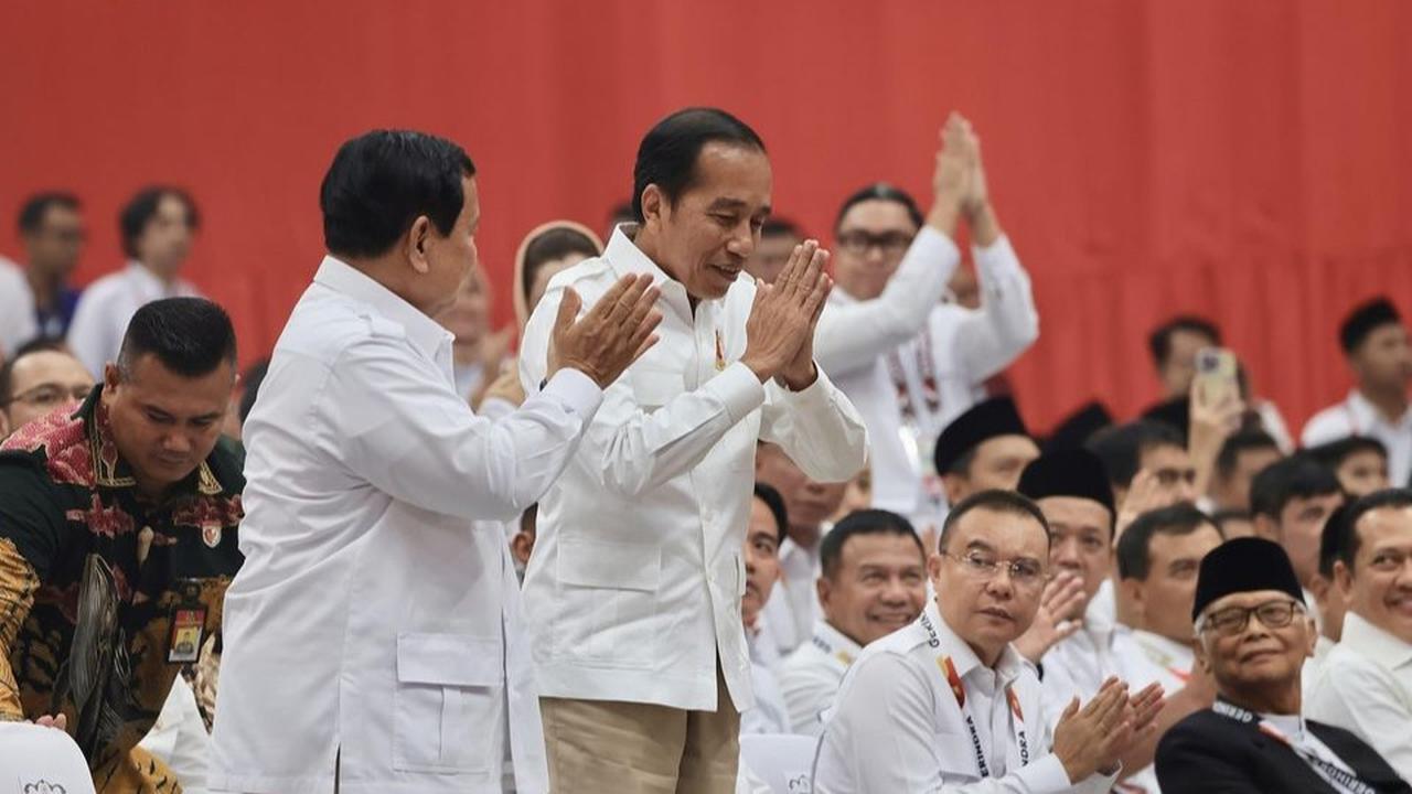 VIDEO: Merinding! Jokowi Berdiri Disusul Prabowo Kepalkan Tangan Bikin Satu Stadion Bergemuruh