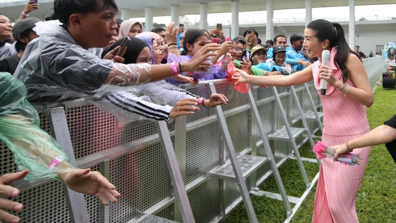 FOTO Penyanyi Christie Curi Perhatian di KLBB 2026 Lewat Aksi Spontan Turun Panggung