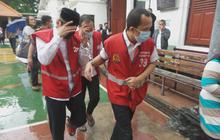Jalan Menunduk Wajah Ditutup Tangan, Penampakan 25 Terdakwa Pesta Gay Siwalan Party Jalani Sidang Perdana di PN Surabaya