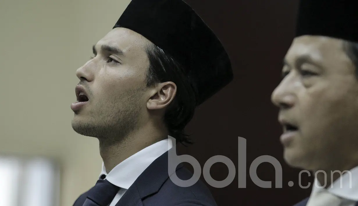 Ezra Walian pesepak bola naturalisasi asal Belanda menyanyikan lagu Indonesia Raya saat menjalani pengambilan sumpah menjadi WNI pada Kamis (18/5/2017) di Kanwil Menhukham, Jakarta. (Bola.com/Peksi Cahyo)