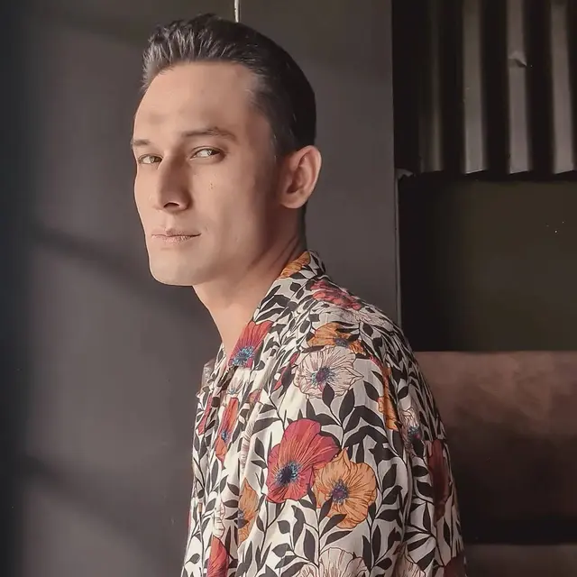 Sudah Kepala Empat, Ini 7 Potret Terbaru Indra Bruggman yang Jadi Sorotan