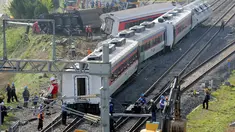 Sebuah kereta api penumpang tergelincir dan keluar dari jalurnya di kota pelabuhan selatan Yeosu, Korea Selatan, Jumat (22/4). Akibat kecelakaan itu sang masinis tewas, sementara delapan penumpang mengalami luka-luka. (Hwang Hee-kyu/News1 via REUTERS)
