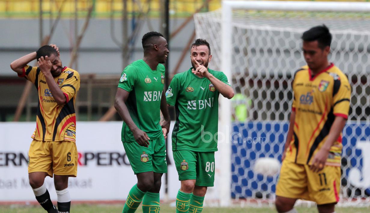 Dua pemain Bhayangkara FC, Guy Junior dan Paulo Sergio merayakan gol saat melawan Mitra Kukar pada lanjutan Liga 1 2017 di Stadion Patriot, Bekasi, Jumat (21/7/2017). Bhayangkara menang 4-1. (Bola.com/Nicklas Hanoatubun)