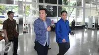 Garibaldi Thohir dan Erick Thohir tiba di KPP Wajib Pajak Besar, Jakarta, Rabu (14/9). Pelaporan tax amnesty untuk mendukung penuh terhadap pemerintah dan sekaligus membayar tebusan sesuai dengan ketentuan yang berlaku. (Liputan6.com/Angga Yuniar)