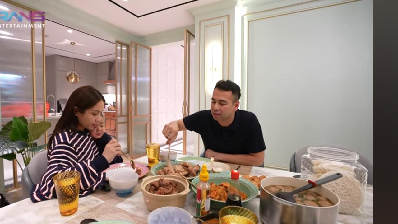 Potret Raffi Ahmad & Nagita Slavina Makan Sahur Istimewa di Rumah, Menu Gudeg Solo Kiriman Jokowi