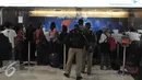 Sejumlah calon penumpang mengantri di loket sebuah maskapai penerbangan di terminal 2E Bandara Soekarno Hatta, Tangerang, Senin (6/7/2015). Pasca insiden kebakaran pada Minggu (5/6) lalu, jadwal penerbangan mulai normal. (Liputan6.com/Herman Zakharia)