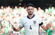 Declan Rice yang canggung! Enam tahun lalu, ia masih membela tim Irlandia, kini kembali ke stadion yang sama sebagai pemain Inggris.