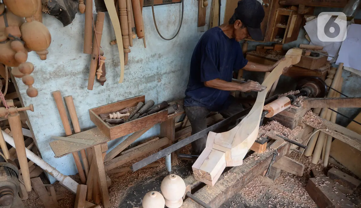 Pekerja sedang membubut kayu untuk kaki kursi/sofa pesanan pelanggan di Kedaung, Tangerang Selatan, Banten, Jumat (6/11/2020). Pemesanan kursi/sofa kini perlahan-lahan mulai normal dibandingkan pada awal pandemi COVID-19. (merdeka.com/Dwi Narwoko)