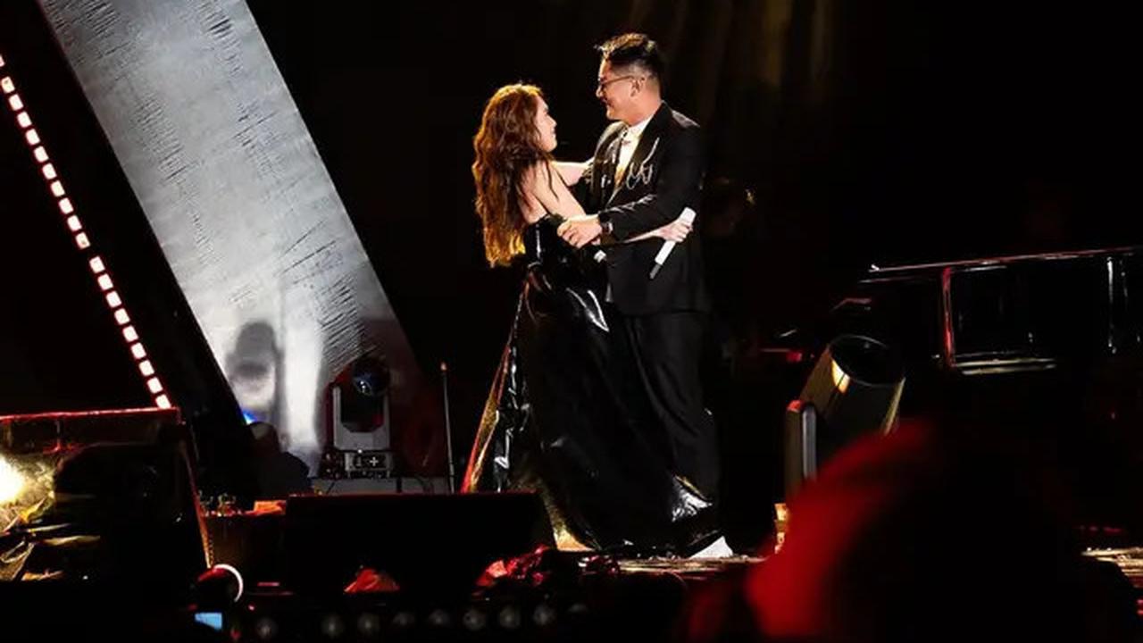 6 Potret Duet Ayu Ting Ting dan Boy William di Konser 'Dangdut Dangdutan' Depok