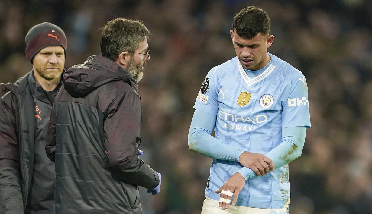 Ekspresi kesakitan pemain Manchester City, Matheus Nunes saat meninggalkan lapangan pertandingan setelah mengalami dislokasi pada jari tengah tangan kirinya ketika laga leg kedua 16 besar Liga Champions 2023/2024 melawan FC Copenhagen di Etihad Stadium, Manchester, Inggris, Kamis (07/03/2024) WIB. (AP Photo/PA/Martin Rickett)