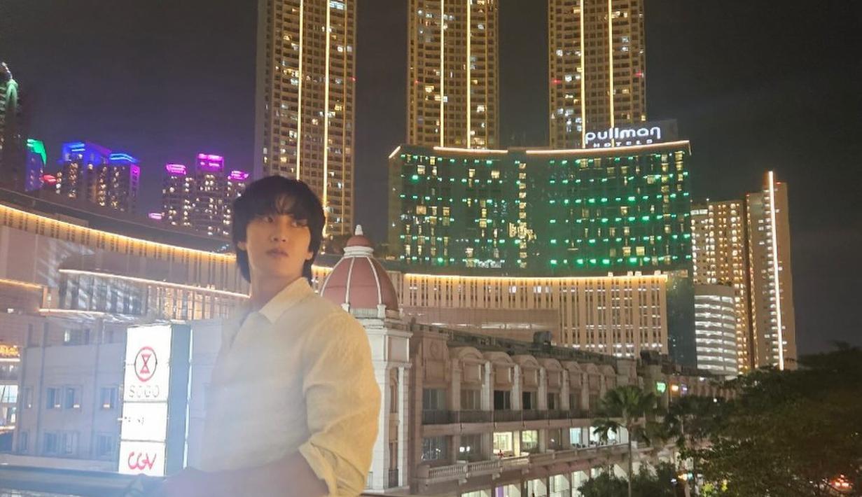 Mantan pacar Jisoo ini mengabadikan foto dengan pemandangan malam hari. Tampak gedung tinggi menghiasi setiap sisinya. (Foto: Instagram/ bohyunahn)