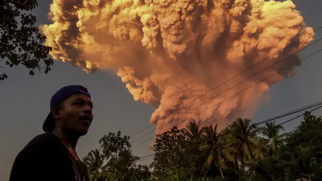 Gunung Lewotobi Laki-Laki Erupsi, Warga Diminta Menjauh
