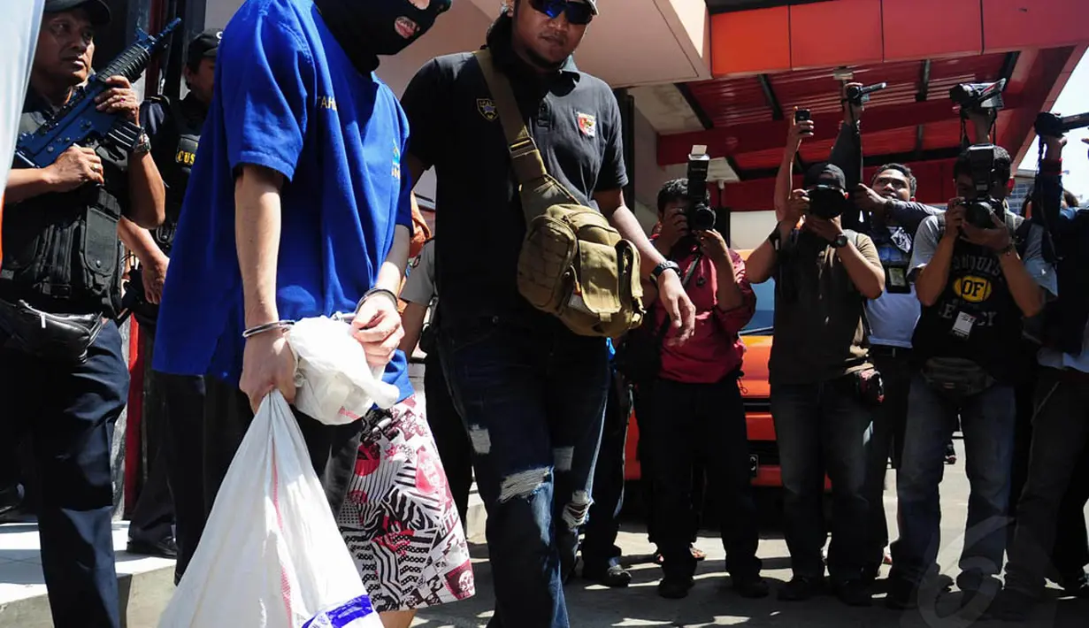 BNN bersama kantor Bea Cukai Kanwill Jaksel menggelar rekonstruksi pengungkapan 3 tersangka pemilik dan kurir 35 kg sabu asal Iran di Kantor Pos Pasar Baru, Jakarta, Selasa (1/7/14). (Liputan6.com/Faizal Fanani)