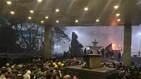 Hujan Deras Tak Redam Amarah Pendemo di Polda Metro Jaya, Tetap Tuntut Keadilan untuk Affan Kurniawan
