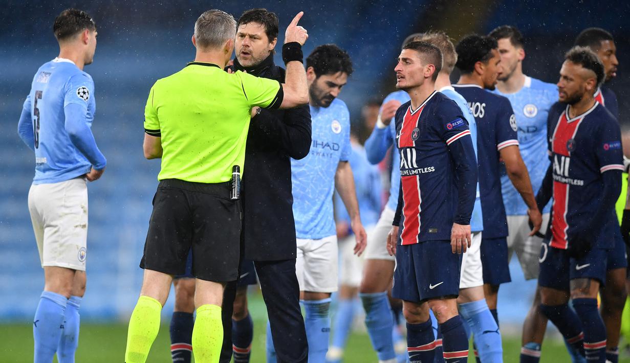 Para pemain dan pelatih PSG terlihat ramai-ramai melakukan protes kepada wasit usai peluit akhir pertandingan berbunyi. (AFP/Paul Ellis)