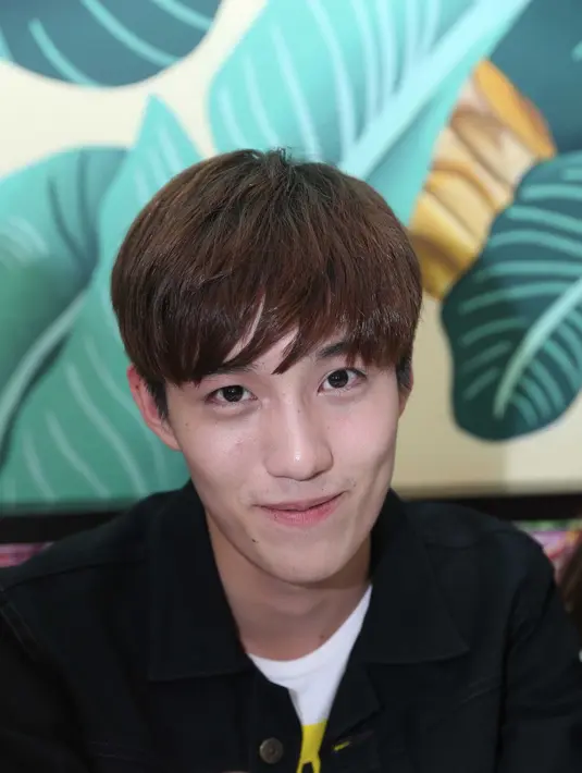 Keadaan menjadi semakin sulit saat May ternyata memendam perasaan pada kakak kelasnya yang populer. Bagaimana cara May mendapatkan hati kakak kelasnya tanpa harus menyetrumkan aliran listrik kepadanya. (Nurwahyunan/Bintang.com)