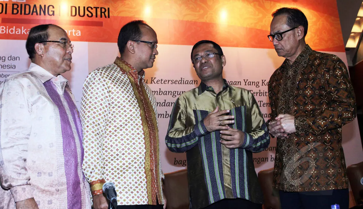 Menteri Perindustrian Saleh Husin (kedua kanan) berbincang dengan Ketua Umum Kadin Suryo Bambang Sulisto (kanan) saat Seminar Nasional Pembiayaan Investasi, Jakarta, Selasa (5/5/2015). (Liputan6.com/Helmi Afandi)
