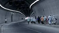 Sejumlah jemaah haji berjalan melintasi terowongan dari Mahbaz Jin menuju Masjidil Haram menjelang diberlakukannya penghentian operasional bus reguler jemaah haji di Kota Mekkah, Arab Saudi.(Antara)