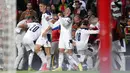 Pemain Serbia Aleksandar Mitrovic merayakan dengan rekan satu timnya usai mencetak gol ke gawang Portugal pada pertandingan kualifikasi Grup A Piala Dunia 2022 di Stadion Luz, Lisbon, 14 November 2021. Serbia menang 2-1. (AP Photo/Armando Franca)