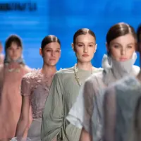 Sentuhan panorama alam Indonesia hadir di Moscow Fashion Week.