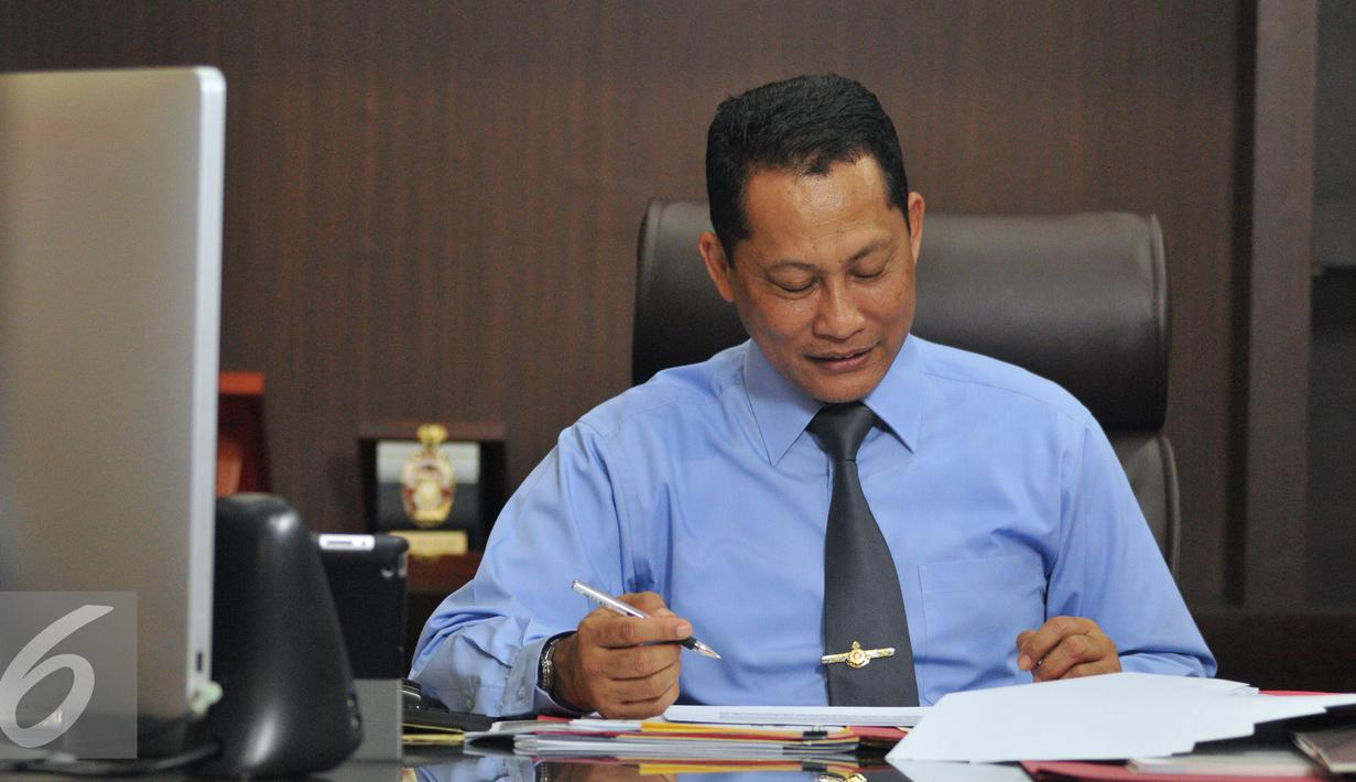 Kepala Bareskrim Polri Komjen Budi Waseso saat berada di meja kerjanya, Jakarta, Selasa (28/7/2015). Budi Waseso menceritakan kisahnya kepada Liputan6.com saat wawancara khusus di kantornya. (Liputan6.com/Herman Zakharia)