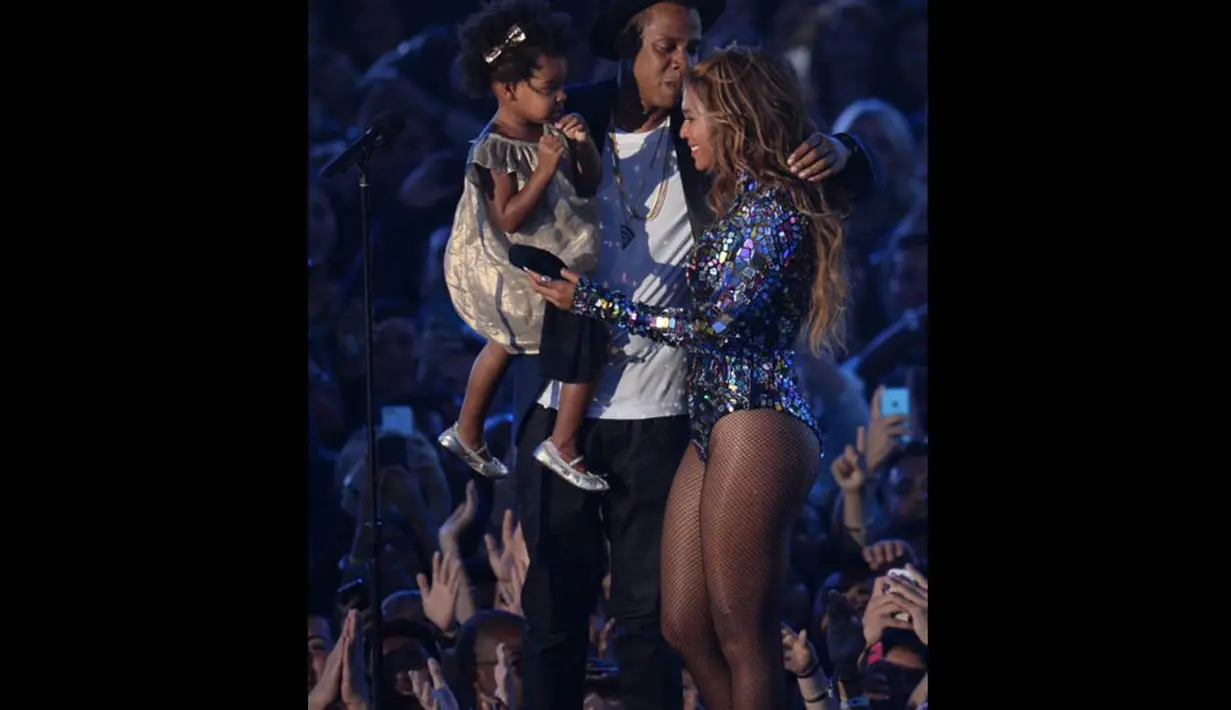 Beyonce tampak terharu ketika suaminya, Jay Z, dan putri mereka, Blue Ivy, naik ke panggung untuk mempersembahkannya penghargaan Michael Jackson Vanguard, California, (24/8/14).  (AFP PHOTO / Robyn Beck)